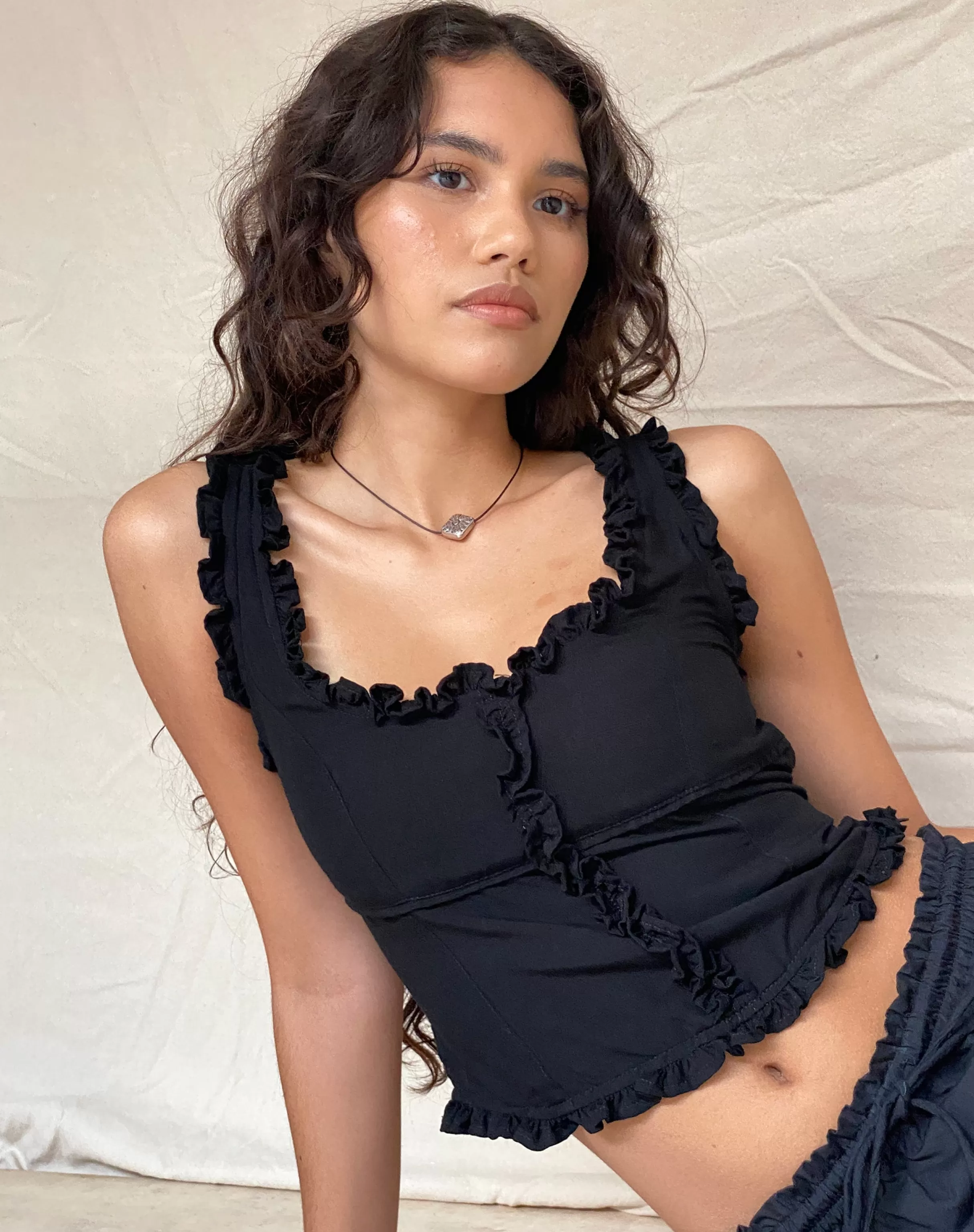 Fashion Alsa Ruffle Edge Top In Black VEST TOPS